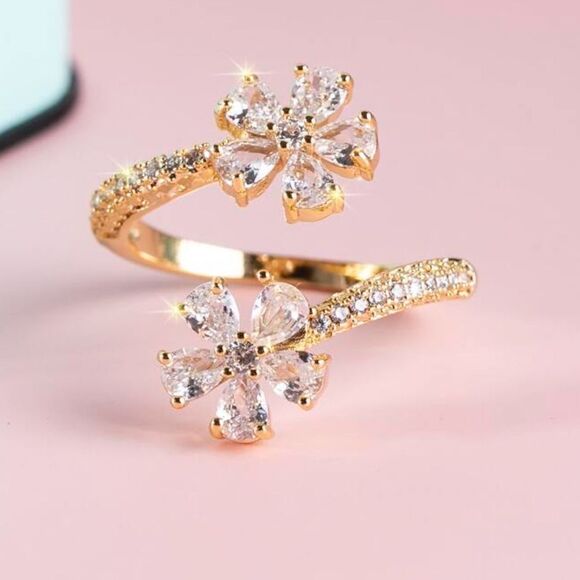 Elegant Gold Floral Ring - Picture 3 of 5